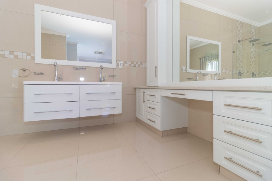 5 Bedroom Property for Sale in Val De Vie Estate Western Cape